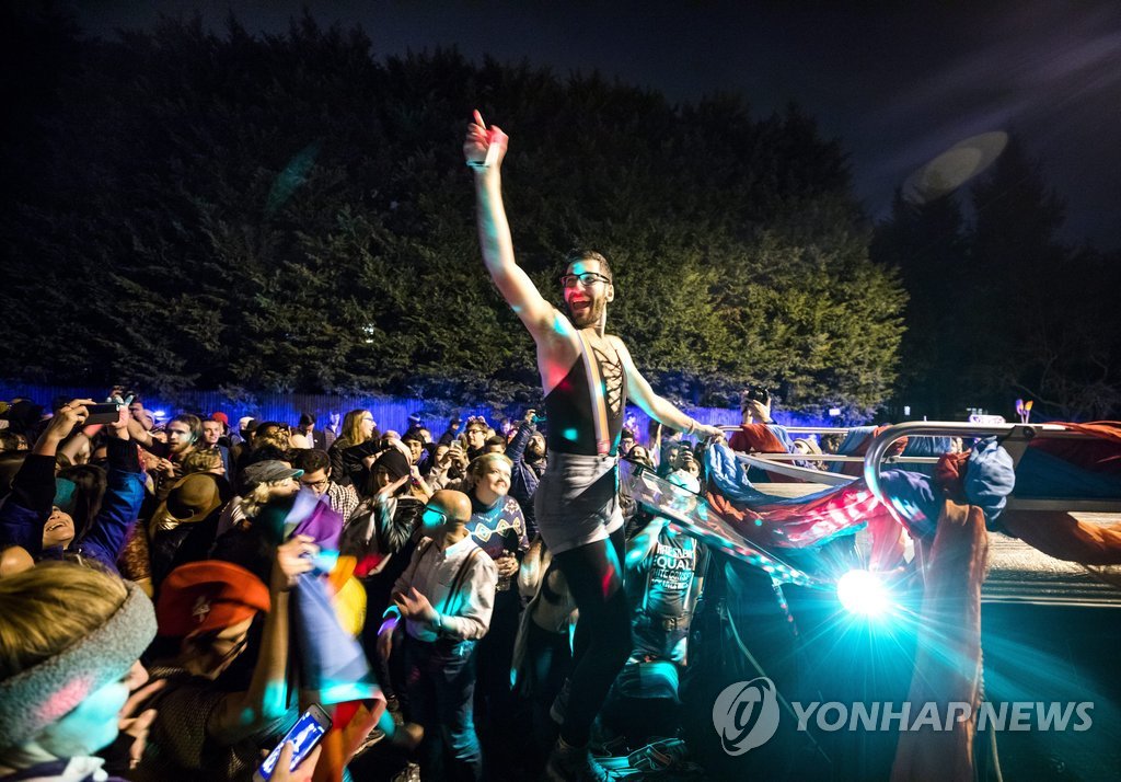 성소수자들, 美부통령 당선인 집앞서 댄스 시위 [연합뉴스 자료사진]