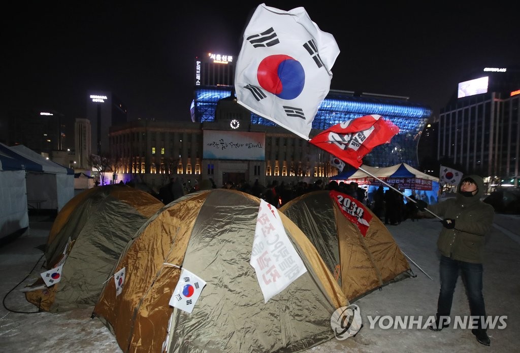 보수단체, 서울광장에 '노숙텐트' 설치