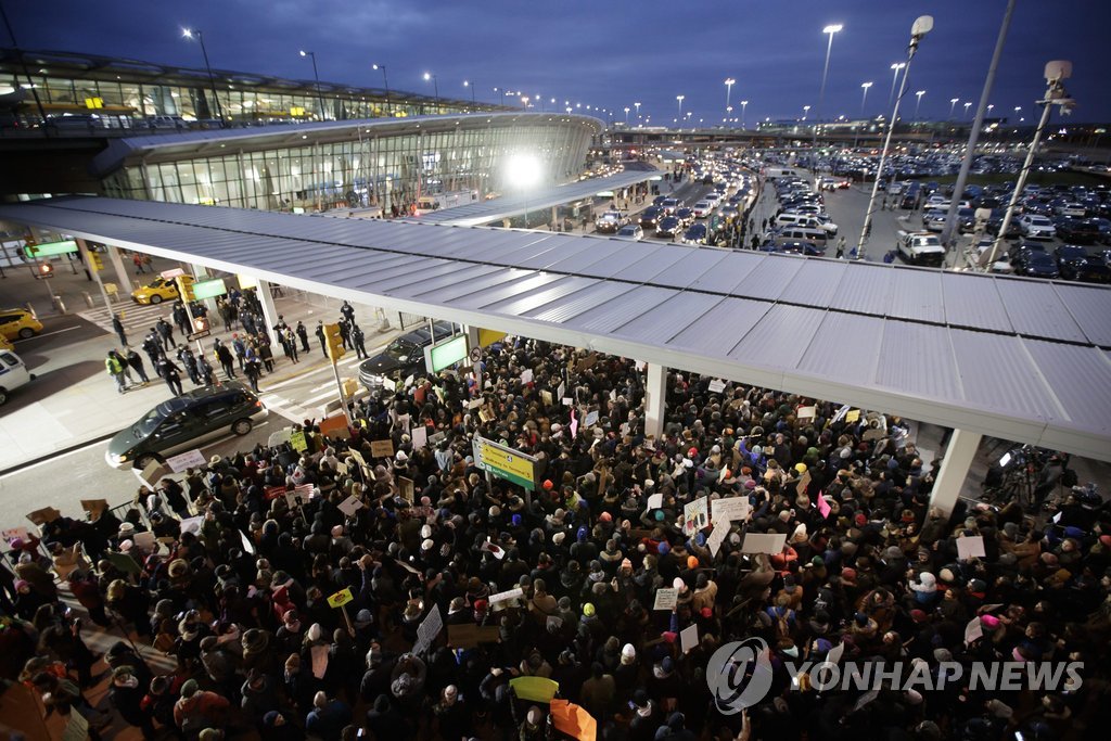 트럼프 反이민 행정명령에 무슬림 美공항 억류