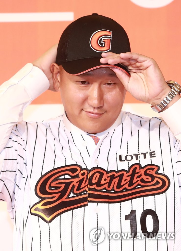 롯데 자이언츠 모자 착용하는 이대호