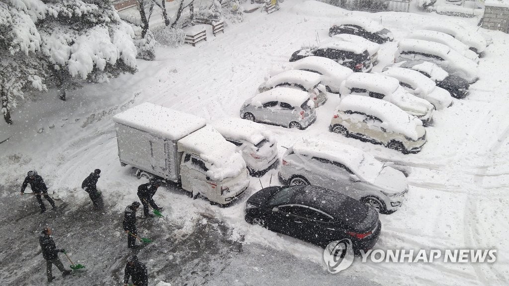 속초 폭설…제설작업
