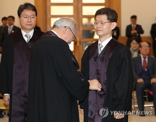 법복 입혀주는 양승태 대법원장