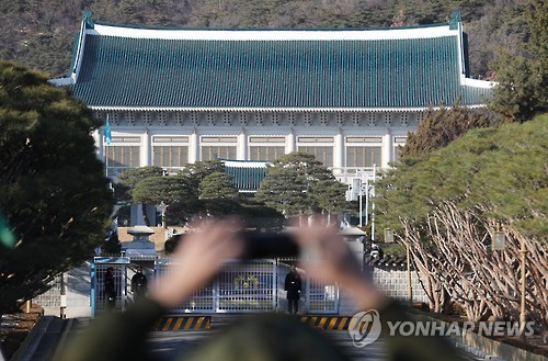 (서울=연합뉴스) 박영수 특별검사팀이 3일 청와대 압수수색을 시도할 가능성이 큰 것으로 알려졌다. 사진은 1일 오후 청와대 정문(일명 11문)의 모습.