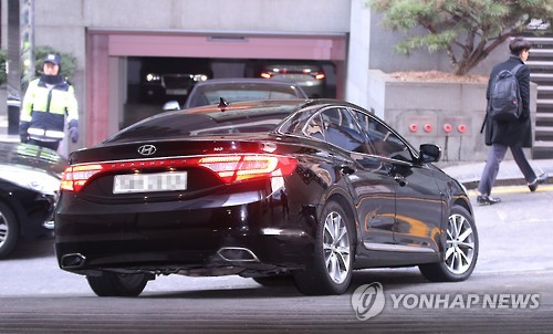 특검 나서는 특검보 차량