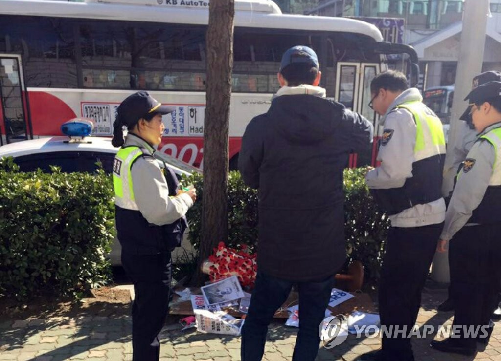 소녀상 철거 요구 부착물 뗀 남성