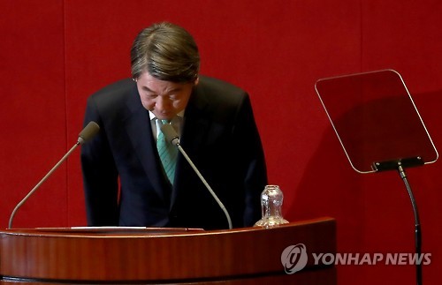 인사하는 안철수 전 대표