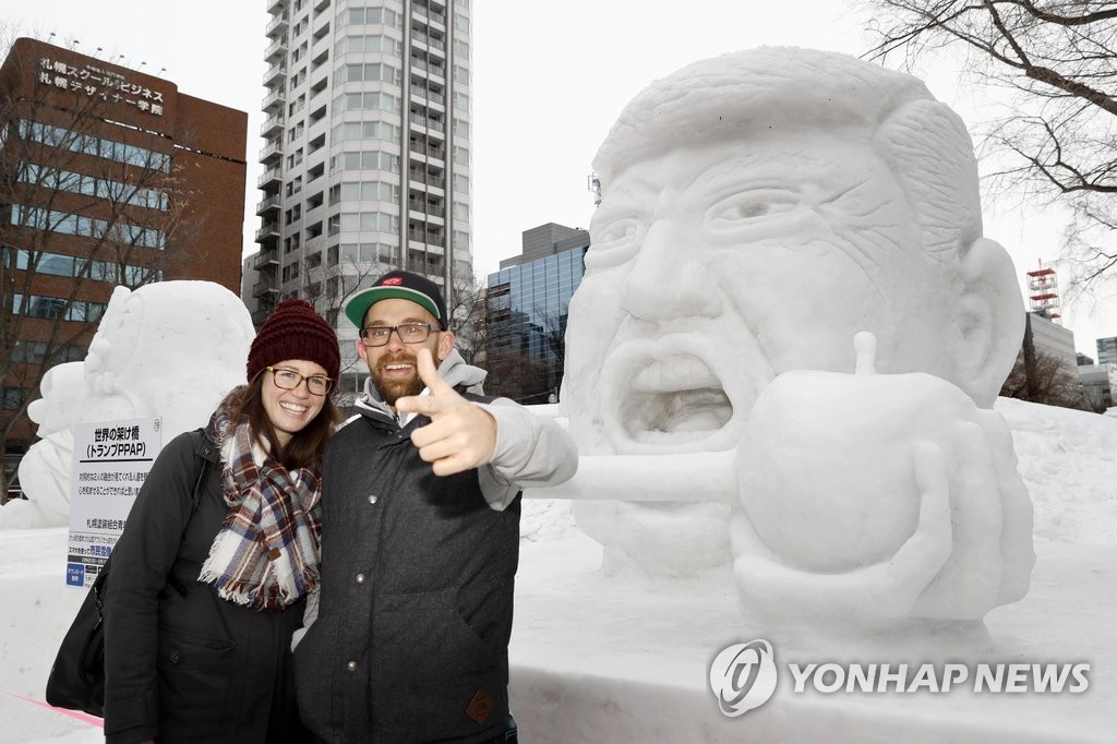 일본 삿포로에 등장한 트럼프 눈사람