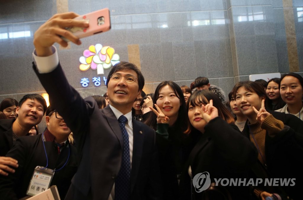 셀카찍는 안희정 충남지사