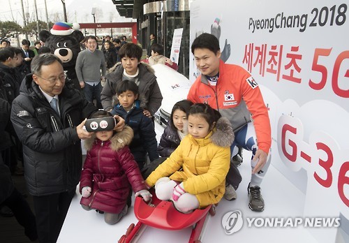 기념촬영하는 황창규 회장