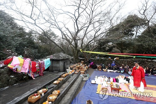 송당 본향당굿 주관하는 김윤수 큰심방