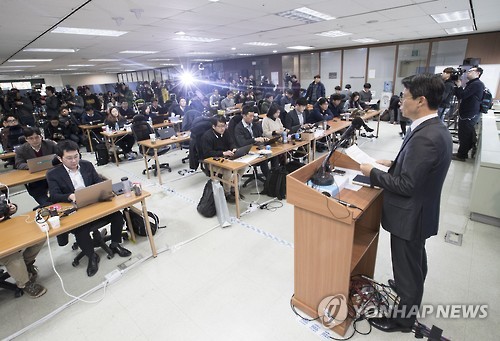 브리핑하는 이규철 특별검사팀 대변인