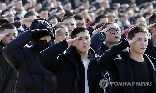 경례하는 김준수와 탑 (논산=연합뉴스) 김소연 기자 = JYJ 김준수(오른쪽)와 빅뱅 탑(왼쪽)이 9일 논산훈련소 입소 행사에 참석해 경례하고 있다. 2017.2.19 soyun@yna.co.kr