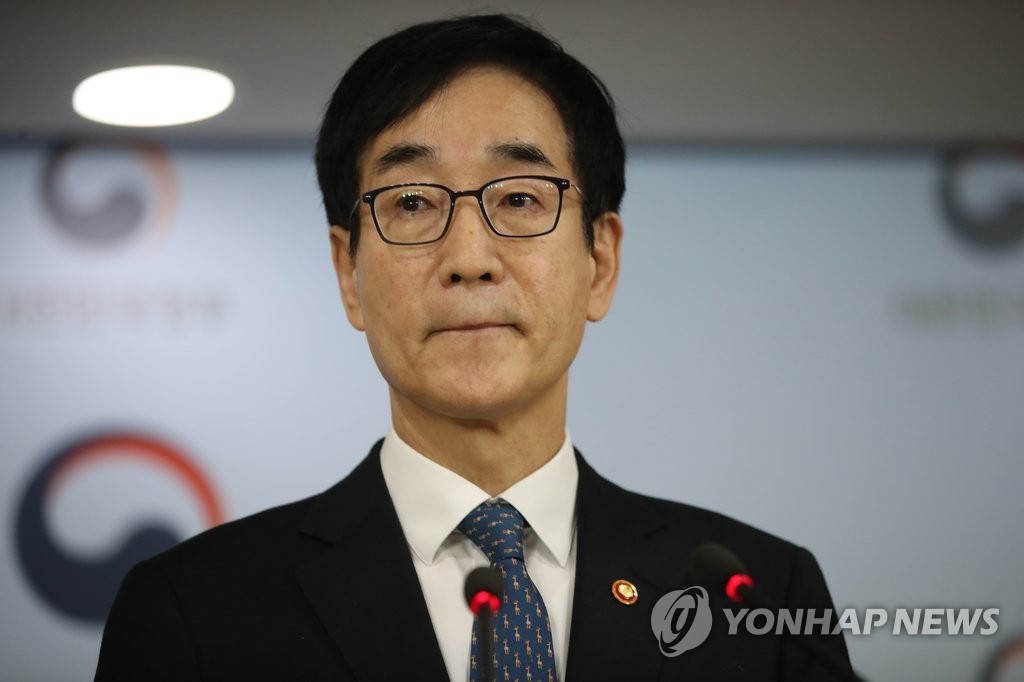 곤란한 표정 이준식 부총리