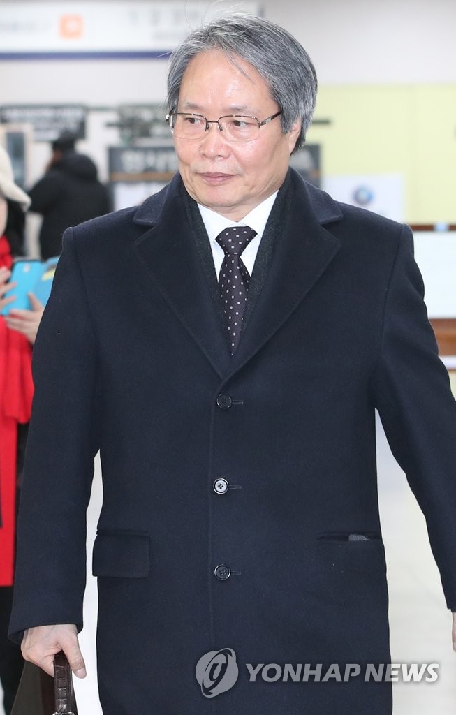 법정으로 향하는 이기우 GKL 대표