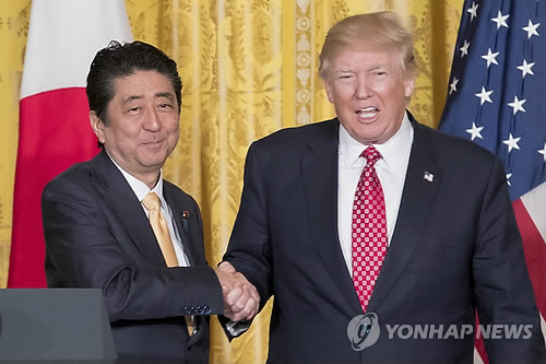 공동 기자회견 뒤 악수하는 트럼프와 아베