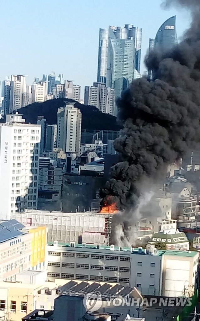 부산 중학교 공사장서 치솟는 검은 연기