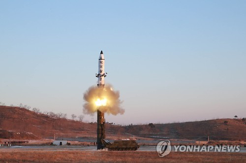 하늘로 솟아오르는 '북극성 2형'