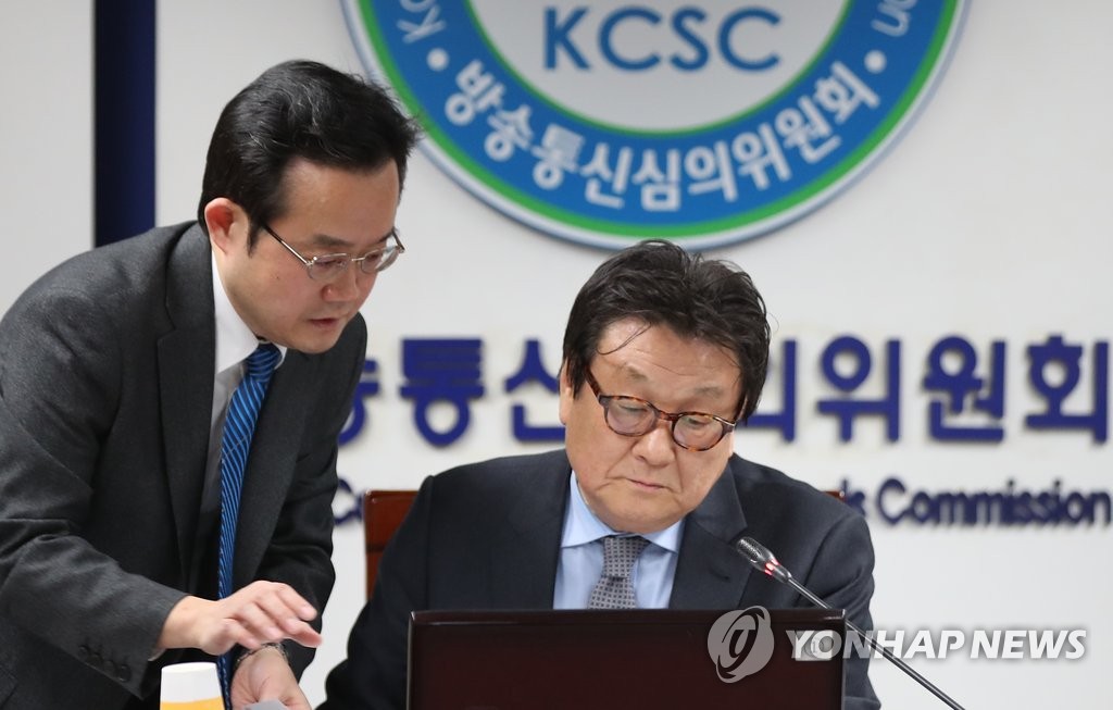 자리에 앉는 김성묵 부위원장