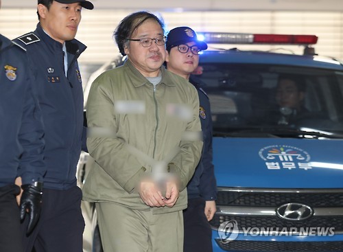 굳은 표정의 안종범