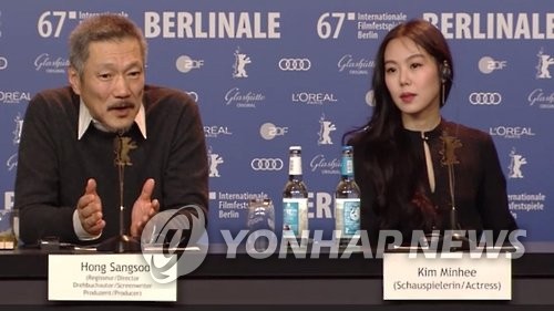 Director Hong Sang-soo (L) and actress Kim Min-hee attend a news conference in Berlin to promote their film "On the Beach at Night Alone" at the 67th edition of the Berlin International Film Festival. (Yonhap)