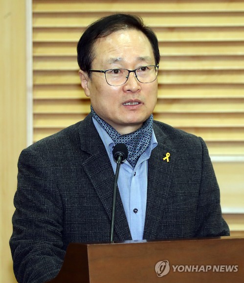 토론회 인사말하는 홍영표 환노위원장