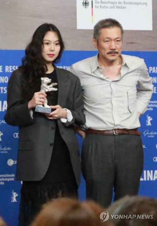 기자회견 하는 홍상수와 김민희
