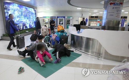 매트 깔고 쪽잠 잔 제주공항 체류객들