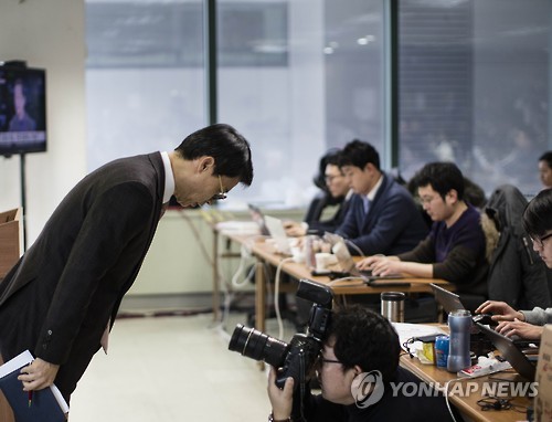 브리핑 마친 이규철 특검보