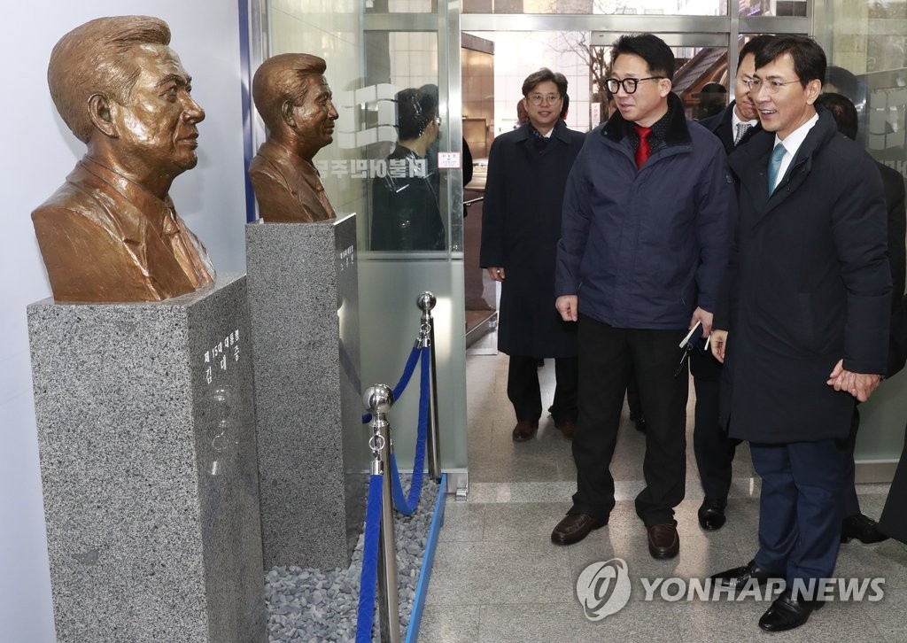 대통령 동상 바라보는 안희정