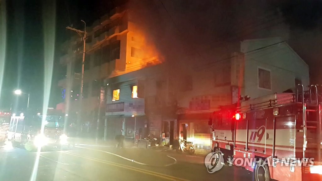 불길 치솟는 상가주택