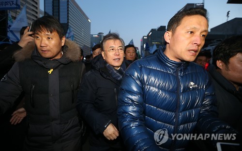 경호 받으며 퇴장하는 문재인