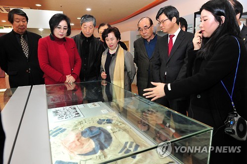 제주교육감·광복회, 태극기 전시 관람