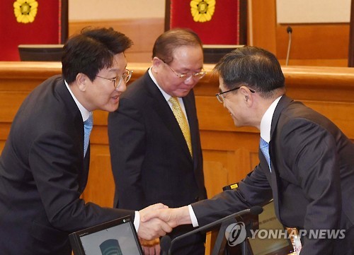 악수하는 권성동-이중환