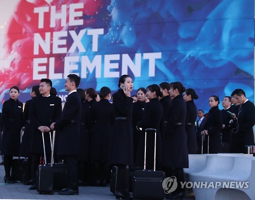 같은 복장의 화웨이 직원들