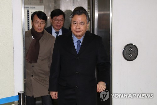 특검사무실 나서는 박영수 특검