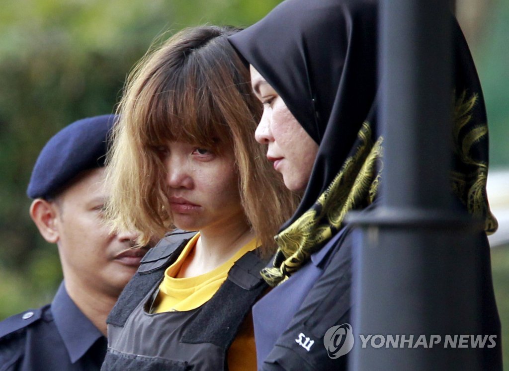 지난 1일 김정남 독살 혐의로 기소된 여성 피의자 도안 티 흐엉(왼쪽)과 시티 아이샤(오른쪽)가 말레이시아 세팡법원에 출석하고 있다. [AP=연합뉴스자료사진]