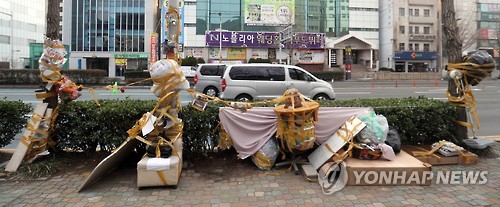 온갖 잡동사니·쓰레기 방치된 소녀상 주변