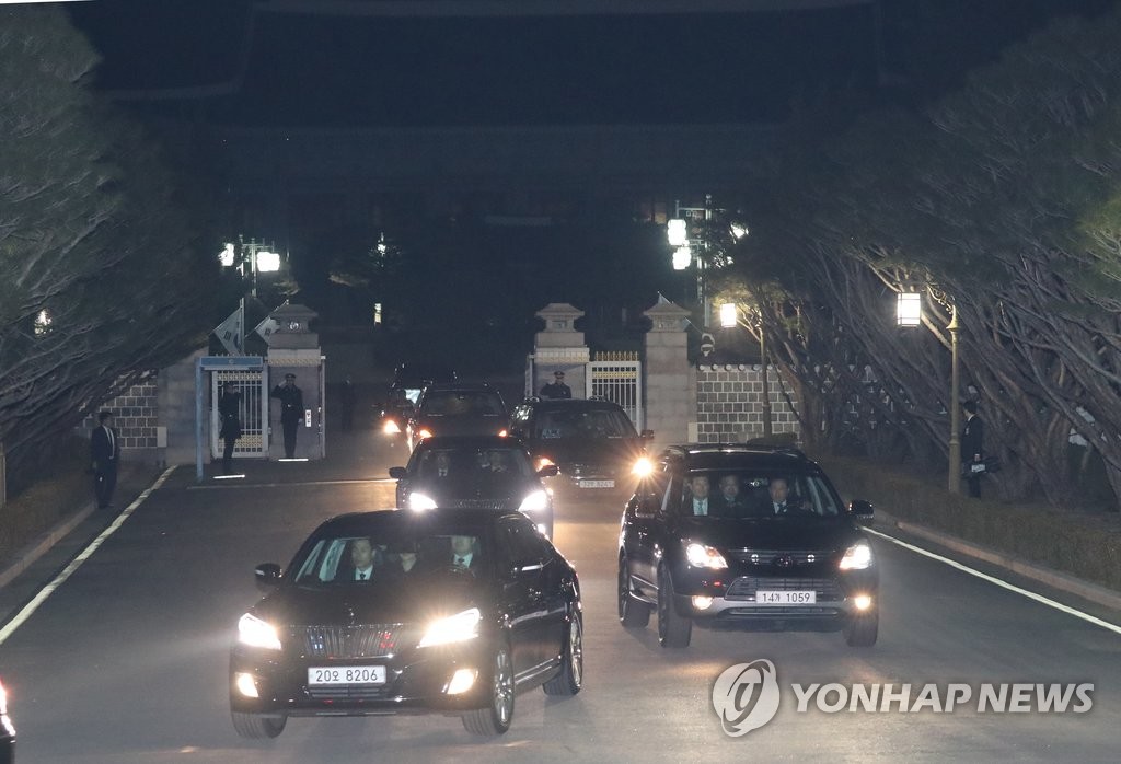 청와대 떠나는 박 전 대통령 차량행렬