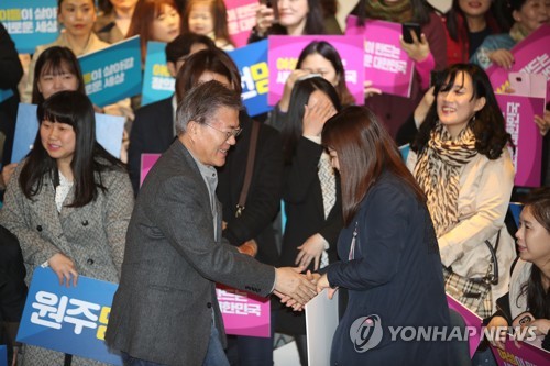 인사 나누는 문재인