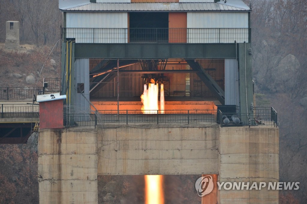 북한 김정은, 신형 고출력 로켓엔진 지상분출시험 참관