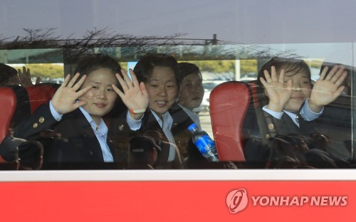 미소 지으며 손흔드는 북한 선수들