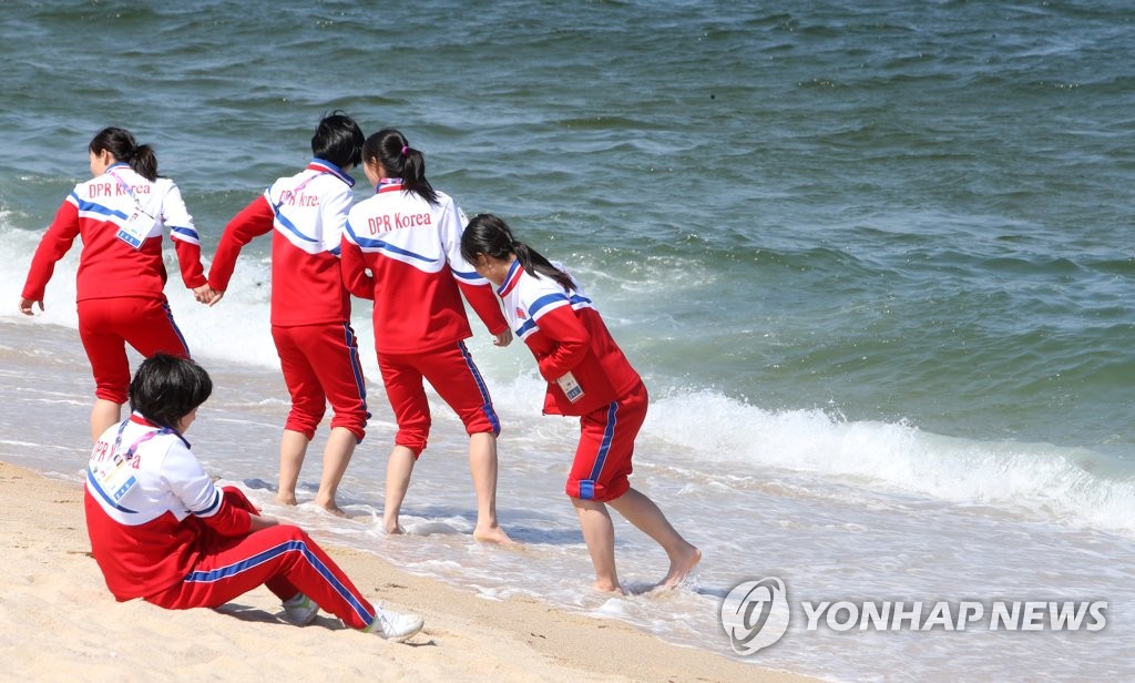 浜辺で遊ぶ北朝鮮選手