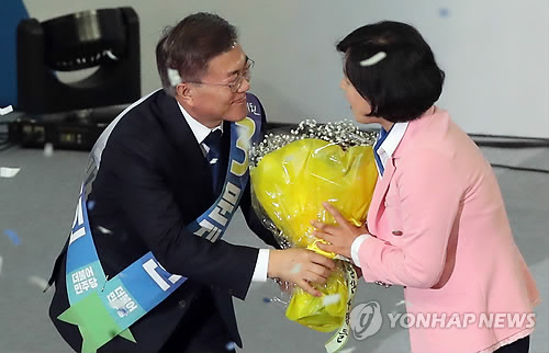 추미애 대표에게 꽃 전달하는 문재인