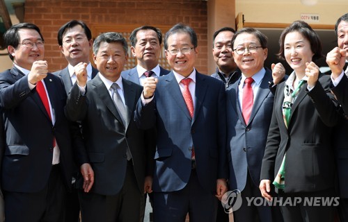 기념사진 찍는 홍준표