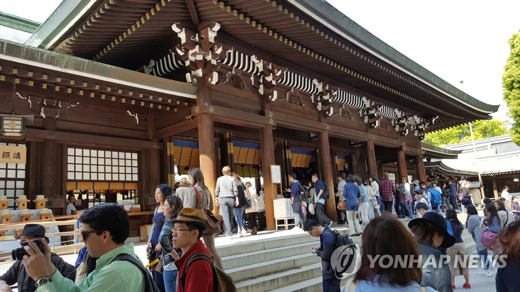조선족 추정 中국적 여성들, 日 메이지진구에 정체불명 액체 뿌려