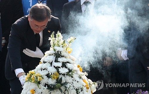 문재인 후보, 고 노무현 전 대통령 묘역 참배