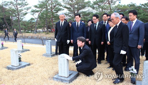 일반사병 묘역 둘러보는 안철수 후보