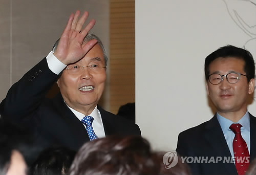 손흔들어 인사하는 김종인