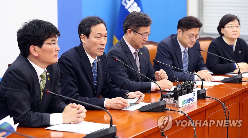 발언하는 우상호 원내대표