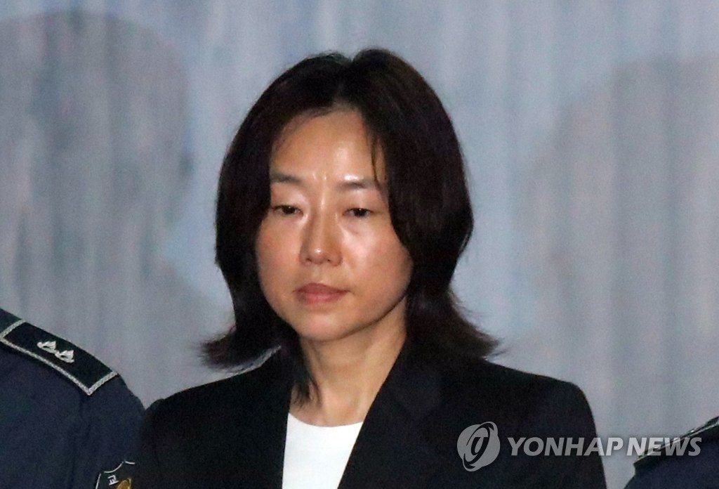 호송차에서 내린 조윤선
